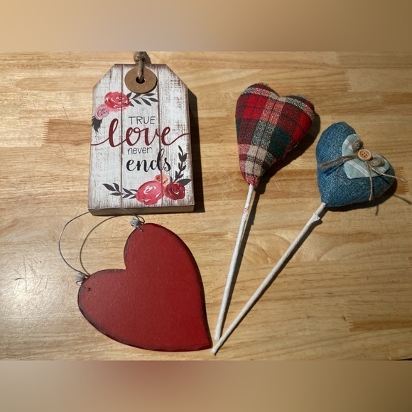 Craft store Valentine’s Day decorations in excellent used condition - Picture 2 of 4